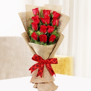 Red Roses With Jute Peking Bunch